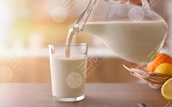 喝牛奶的時(shí)候喝咖啡和茶