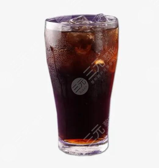 有色蘇打水、可樂等各種碳酸飲料